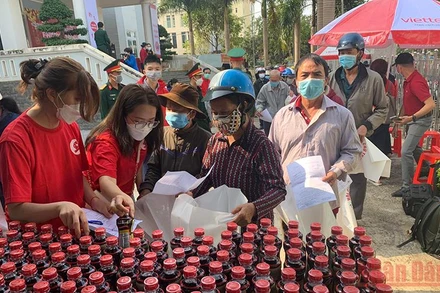 Những người nghèo ở thành phố Buôn Ma Thuột chọn hàng tại phiên “Chợ nhân đạo” xuân Nhâm Dần 2022.