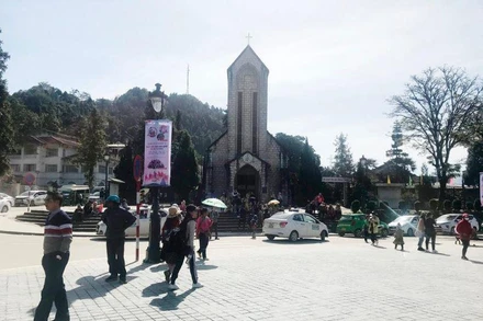 Du khách đến Sa Pa trong dịp nghỉ Tết Dương lịch.