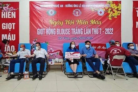 Lãnh đạo ngành y tế Nghệ An, các y, bác sĩ, các tình nguyện viên tham gia hiến máu.