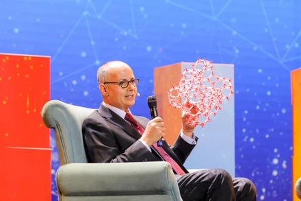 GS Omar M. Yaghi cầm trên tay mô hình phân tử để giải thích về vật liệu MOFs.