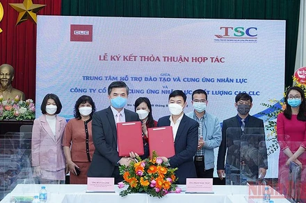 Quang cảnh lễ ký kết.