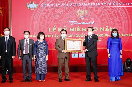 Đồng chí Trần Thanh Mẫn trao Bằng khen của Thủ tướng Chính phủ tặng tập thể người làm Báo Đại Đoàn Kết.