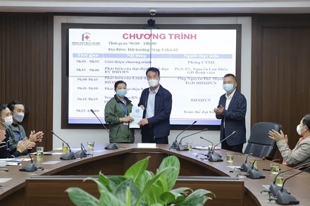 Tổng Giám đốc Bảo hiểm xã hội Việt Nam Nguyễn Thế Mạnh tặng quà người nhà bệnh nhân đặc biệt khó khăn tại Bệnh viện Đại học Y Hà Nội. (Ảnh: VSS)