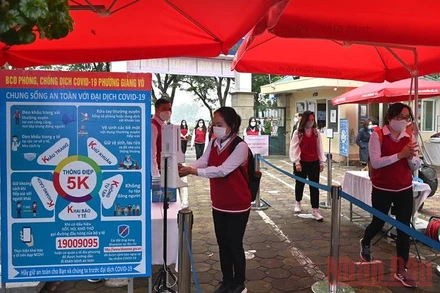 Trường THCS Giảng Võ (Ba Đình) tổ chức diễn tập điểm về công tác đón học sinh trở lại trường học. (Ảnh: Duy Linh)