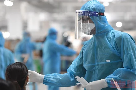 Xét nghiệm Covid-19 cho người lao động tại Bắc Giang. (Ảnh: Duy Linh)