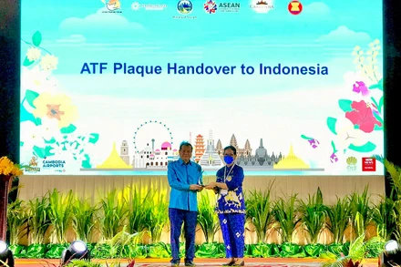 Nghi thức chuyển giao cờ đăng cai Diễn đàn Du lịch ASEAN 2023 giữa Campuchia và Indonesia. 