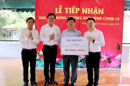 Thay mặt Báo Nhân Dân, đồng chí Lê Quốc Minh đã trao tặng số tiền 200 triệu đồng hỗ trợ tỉnh Đồng Nai thực hiện công tác phòng, chống dịch Covid-19. Đây là tấm lòng của các phóng viên, biên tập biên Báo Nhân Dân, mong muốn góp phần nhỏ vào công tác phòng, chống dịch Covid-19 của tỉnh. 