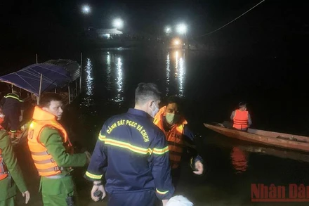 Lực lượng chuyên nghiệp huy động phương tiện tại chỗ, triển khai tìm kiếm các nạn nhân.