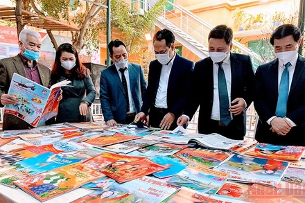 Các đại biểu và bạn đọc xem trưng bày tại Hội Báo Xuân Nhâm Dần Hải Phòng 2022.