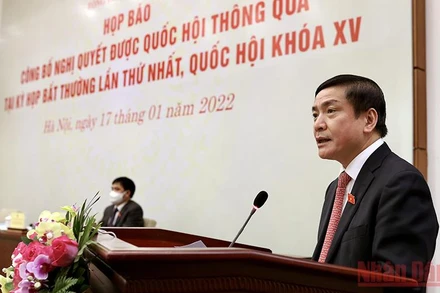 Tổng thư ký, Chủ nhiệm Văn phòng Quốc hội Bùi Văn Cường công bố các Nghị quyết được Quốc hội thông qua tại Kỳ họp bất thường lần thứ Nhất. (Ảnh: Duy Linh)