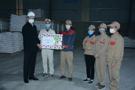 Chủ tịch UBND tỉnh Trần Huy Tuấn tặng quà cho công nhân lao động tại Khu công nghiệp phía nam tỉnh Yên Bái.