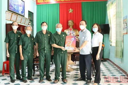 Đại diện Cơ quan Thường trú Báo Nhân Dân trao tặng Báo Xuân Nhân Dân cho Hội Cựu chiến binh tỉnh Đồng Nai.
