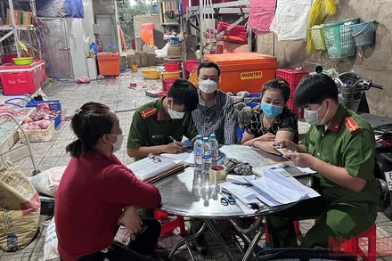 Lực lượng PC05, Công an tỉnh Đồng Nai lập biên bản xử lý vi phạm đối với một chủ cơ sở.