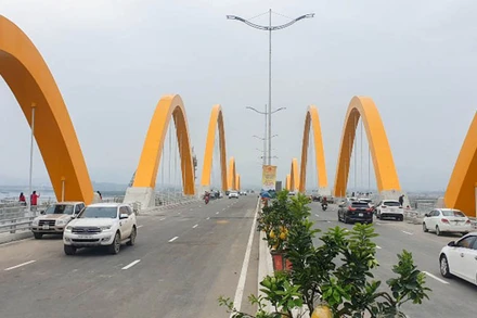 Cầu Tình yêu bắc qua vịnh Cửa Lục nối hai bờ đông-tây của thành phố Hạ Long được đưa vào phục vụ người dân trong ngày đầu của năm 2022.
