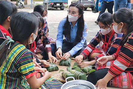 Đồng chí Nguyễn Phạm Duy Trang cùng thiếu nhi dân tộc thiểu số gói bánh chưng, bánh tét tại chương trình “Xuân sẻ chia-Tết yêu thương”.