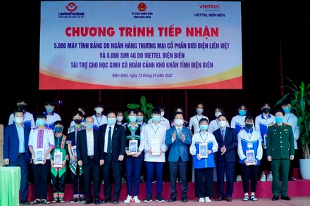 Lãnh đạo tỉnh Điện Biên cùng đại diện học sinh tiếp nhận máy tính bảng, sim 4G do các đơn vị trao tặng.