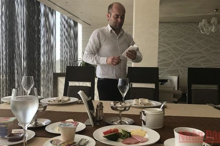 Dao dĩa và đồ ăn nguội cũng có thể lây truyền chủng Omicron. (Ảnh: Quế Anh)