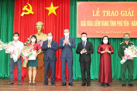 Các đại biểu trao giải A cho các tác giả, nhóm tác giả có thành tích xuất sắc.