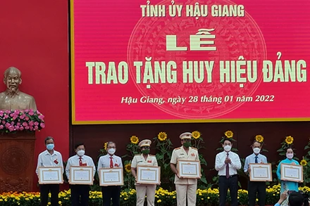 Trao Huy hiệu Đảng cho các đồng chí cao niên tuổi Đảng.