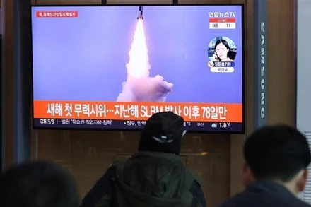 Người dân theo dõi bản tin tại Nhà ga Seoul về vụ phóng vật thể bay không xác định của Triều Tiên ra Biển Nhật Bản, ngày 5/1. (Ảnh: Yonhap/TTXVN)