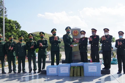 Đoàn công tác Bộ Chỉ huy quân sự tỉnh Hủa Phăn tặng quà và chúc Tết cán bộ, chiến sĩ Bộ đội Biên phòng tỉnh Sơn La tại Cột mốc 207.