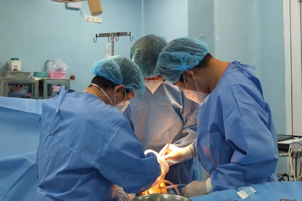 Các bác sĩ Bệnh viện Bình Dân phẫu thuật cho bệnh nhân. (Ảnh: Bệnh viện cung cấp)