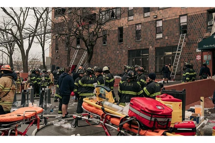 Lực lượng cứu hỏa làm việc tại hiện trường vụ hỏa hoạn. (Nguồn: CNN)