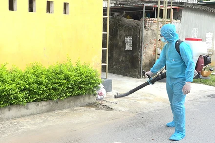 Phun khử khuẩn các khu vực mới phát hiện ca F0 trong cộng đồng ở huyện Tiền Hải, tỉnh Thái Bình.