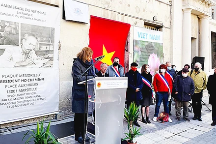 Bà Lydia Samarbakhsh phát biểu ý kiến tại buổi lễ.