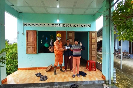 Trao Thẻ bảo hiểm an toàn điện cho hộ gia đình hoàn cảnh khó khăn ở Quảng Nam.