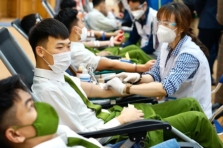 Học viên Học viện Cảnh sát nhân dân tham gia hiến máu tại “Chủ nhật Đỏ”.