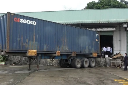 Lực lượng chức năng kiểm tra lô hàng. (Ảnh: Hải quan Đà Nẵng)