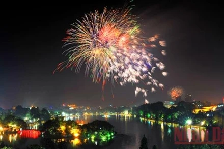 Bắn pháo hoa đêm giao thừa tại Hà Nội. (Ảnh: DUY LINH)