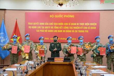 Thượng tướng Hoàng Xuân Chiến trao Quyết định của Chủ tịch nước và tặng hoa các sĩ quan làm nhiệm vụ Gìn giữ hòa bình tại Liên hợp quốc tại Phái bộ UNISFA.