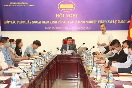 Tổng Lãnh sự Nguyễn Văn Trung (giữa) nhấn mạnh sẽ tiếp tục triển khai các biện pháp bảo hộ, hỗ trợ pháp lý cho cộng đồng người Việt Nam tại Nam Lào. (Ảnh: Tổng Lãnh sự quán Việt Nam tại Pakse).