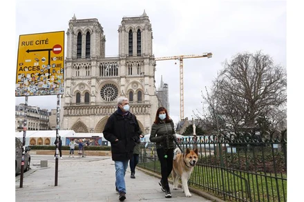 Người dân đeo khẩu trang phòng lây nhiễm COVID-19 tại Paris (Pháp). (Ảnh: THX/TTXVN)