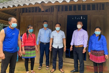 Cán bộ xã Ẳng Cang, huyện Mường Ảng, tỉnh Điện Biên thường xuyên xuống cơ sở nắm tâm tư, nguyện vọng người dân.