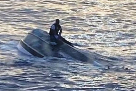 Một người sống sót trong vụ lật thuyền. (Nguồn: Sky News/TTXVN)