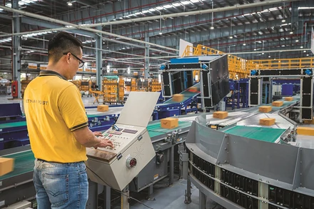 Nhân viên Bưu điện vận hành hệ thống chia chọn bưu phẩm tự động.