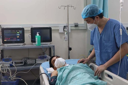 Bác sĩ thăm hỏi người bệnh sau phẫu thuật. (Ảnh: Bệnh viện cung cấp)