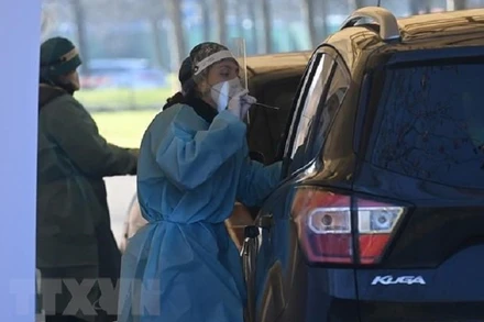 Nhân viên y tế lấy mẫu xét nghiệm Covid-19 cho người dân tại Bologna, Italia, ngày 31/12/2021. (Ảnh: THX/TTXVN)