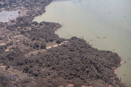 Tonga bị bao phủ dưới lớp tro bụi dày sau vụ núi lửa phun trào. (Ảnh: REUTER)