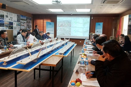 Quang cảnh buổi chấm các phương án kiến trúc cầu Trần Hưng Đạo chiều 19/1.