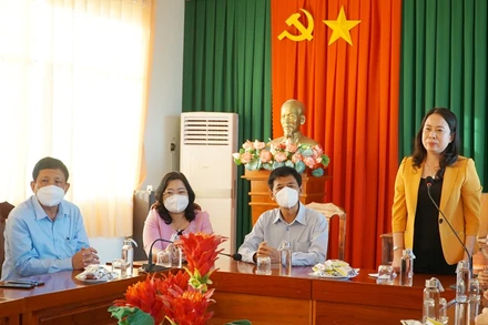 Phó Chủ tịch nước phát biểu với lãnh đạo Tỉnh ủy Sóc Trăng.