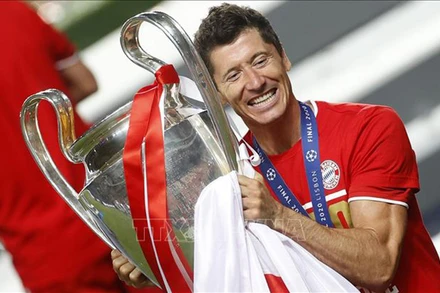 Cầu thủ Robert Lewandowski giơ cao Cúp vô địch giải UEFA Champions League sau trận đấu giữa Câu lạc bộ Paris Saint-Germain và Bayern Munich tại Lisbon, Bồ Đào Nha, ngày 24/8/2020. (Ảnh: TTXVN)