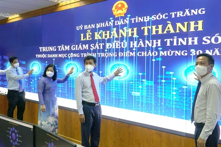 Lãnh đạo tỉnh Sóc Trăng và Tập đoàn VNPT thực hiện nghi thức khánh thành Trung tâm.