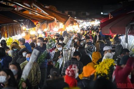 Chợ đông nhất khoảng từ 0-2h sáng, đặc biệt những ngày cận Tết Nguyên đán Nhâm Dần 2022. Từ lâu, đi chợ hoa trở thành thú vui của nhiều người trong dịp Tết, ngoài mục đích mua bán, đi chơi tại chợ hoa đêm từ lâu đã trở thành cái thú vui tao nhã của nhiều người. (Ảnh: Thành Đạt)