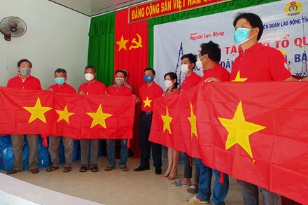 Đại diện ngư dân tỉnh Bến Tre nhận cờ Tổ quốc.