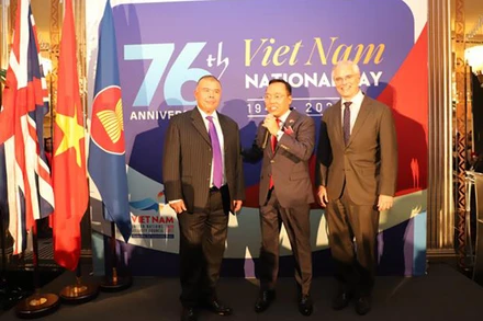 Giáo sư Jonathan Van Tam (ngoài cùng bên trái) - Phó Giám đốc y tế vùng England tại Lễ kỷ niệm 76 năm Quốc khánh nước Cộng hòa xã hội chủ nghĩa Việt Nam do Đại sứ quán Việt Nam tại Vương quốc Anh tổ chức, ngày 20/9/2021. (Ảnh: Đình Thư/TTXVN)