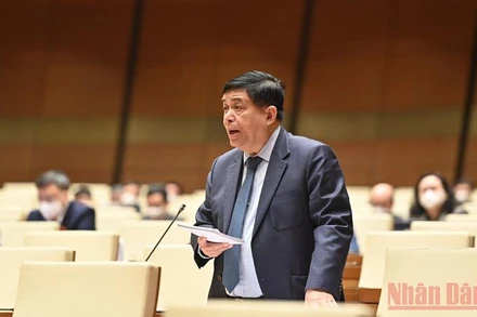 Bộ trưởng Kế hoạch và Đầu tư Nguyễn Chí Dũng giải trình, làm rõ một số vấn đề đại biểu Quốc hội nêu tại phiên thảo luận ngày 10/1. (Ảnh: Khoa Linh)